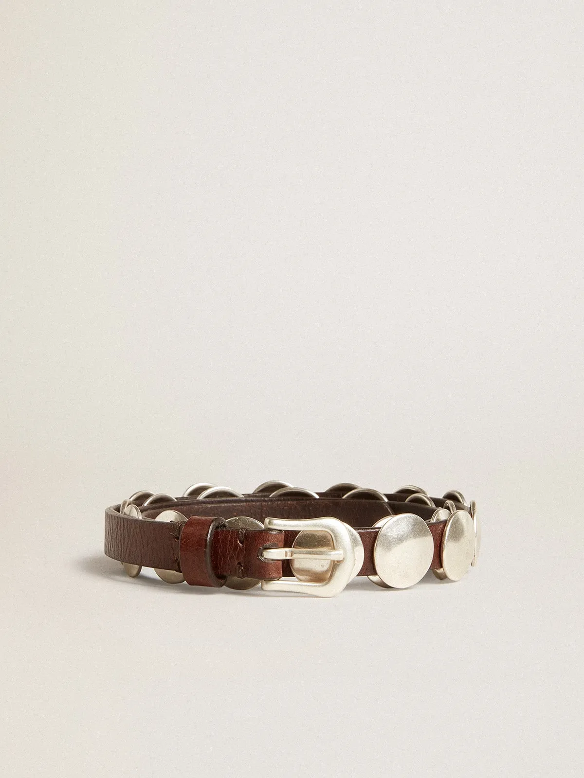 Ceinture fine Trinidad en cuir marron foncé avec cabochons argentés | Golden Goose