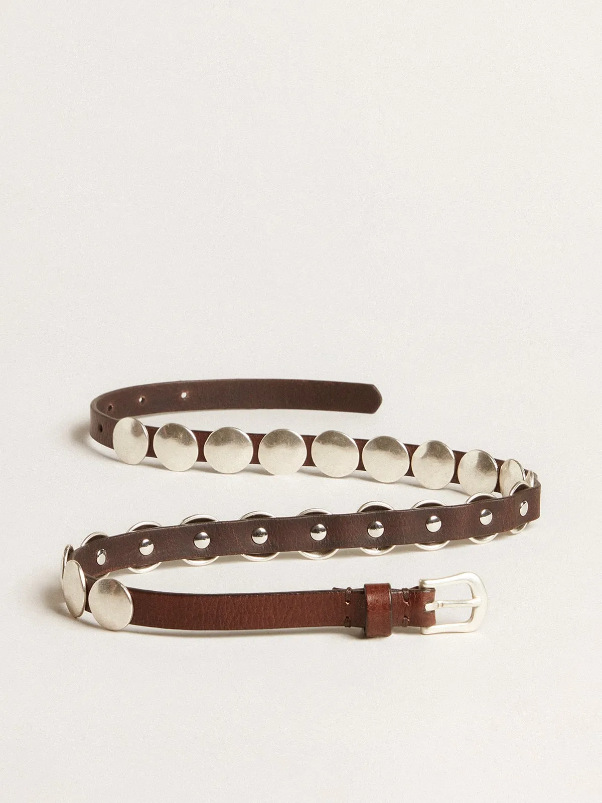 Ceinture fine Trinidad en cuir marron foncé avec cabochons argentés | Golden Goose