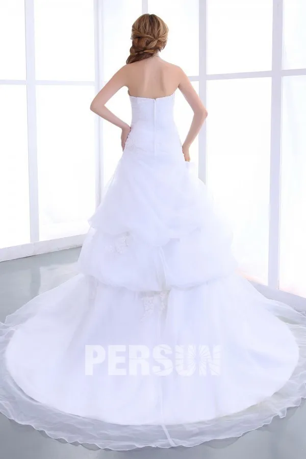 Robe de mariée bustier décolleté en cœur ornée de applique et ruché