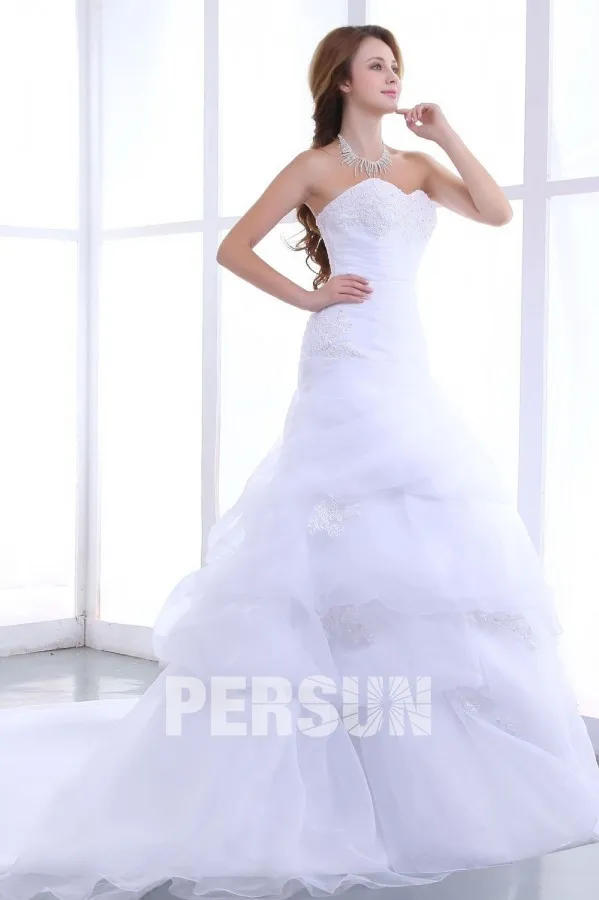 Robe de mariée bustier décolleté en cœur ornée de applique et ruché