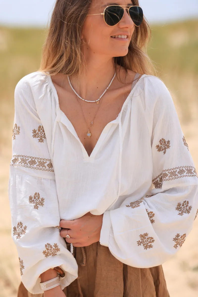 Tunique blanc cassé avec broderie camel sur les manches et col pompons